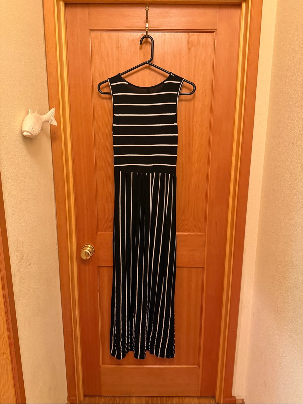 Black and White Striped Sleeveless Maxi Dress With Pockets - Picture 5 of 5